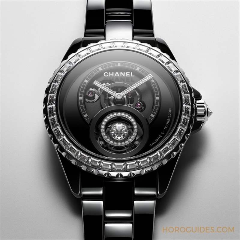 因為香奈兒CHANEL第五枚自制機芯Caliber 5，陀飛輪的運行開始發(fā)光｜J12鉆石陀飛輪腕表-復刻表