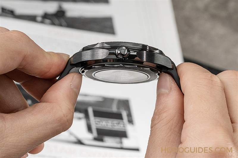 一身黑也要有層次｜歐米茄陶瓷黑海馬Seamaster Diver 300M Black Black-復刻表