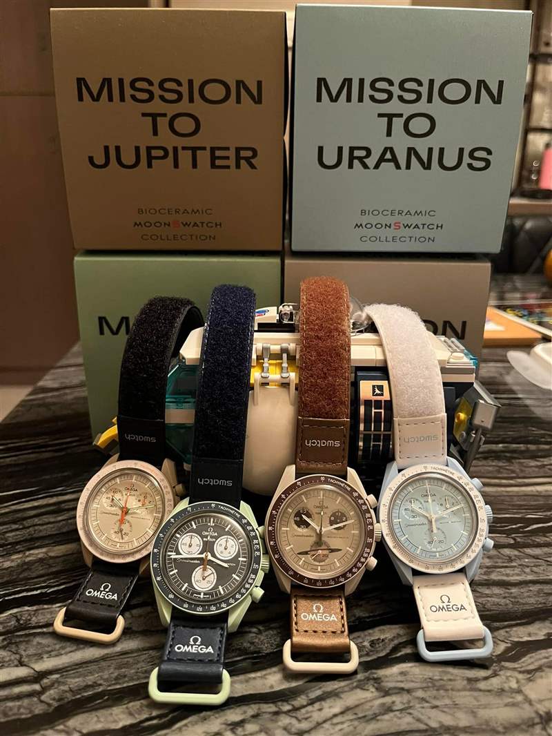有表友在愛表咖社團分享自己買到的4只MoonSwatch。 (Source:愛表咖) MoonSwatch手表行情下跌網友分享原價購買平價OMEGA登月表心得-復刻表