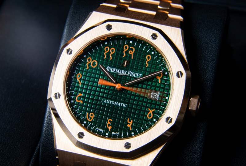 富有印度地方特色的皇家橡樹15400OR因為數量非常稀少且又很特別,所以在二級市場的身價也比一般版高出許多。(chrono24.hk) AP皇家橡樹4款玫瑰金鏤空手表最新行情 這款年內升幅逾9成已停產-復刻表
