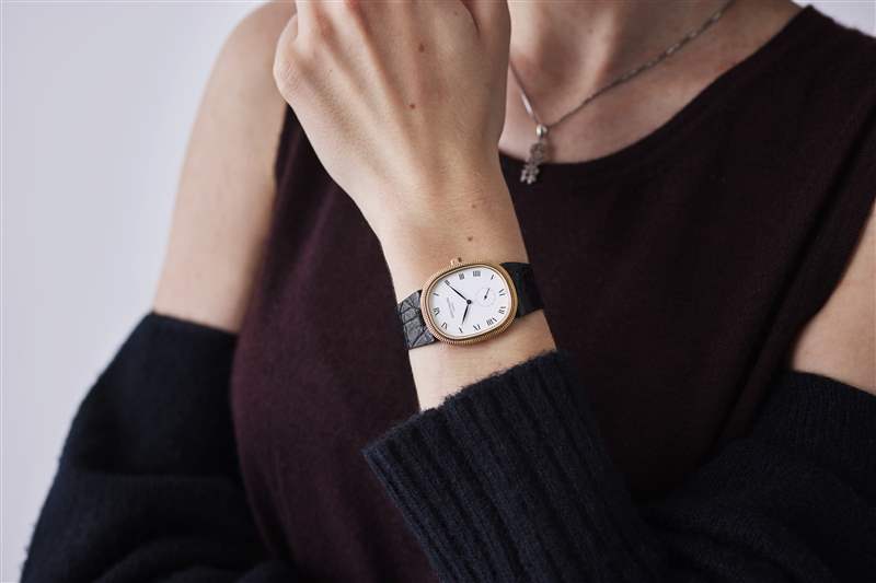 復(fù)古手表兩枚金百達(dá)翡麗,一枚 1980 年代帶有世界時(shí)間表圈的 Sinn 計(jì)時(shí)碼表,以及一枚 1974 年勞力士蠔式萬(wàn)年歷腕表-復(fù)刻表