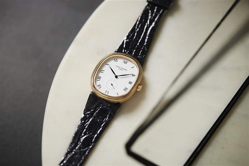 復(fù)古手表兩枚金百達(dá)翡麗,一枚 1980 年代帶有世界時(shí)間表圈的 Sinn 計(jì)時(shí)碼表,以及一枚 1974 年勞力士蠔式萬(wàn)年歷腕表-復(fù)刻表