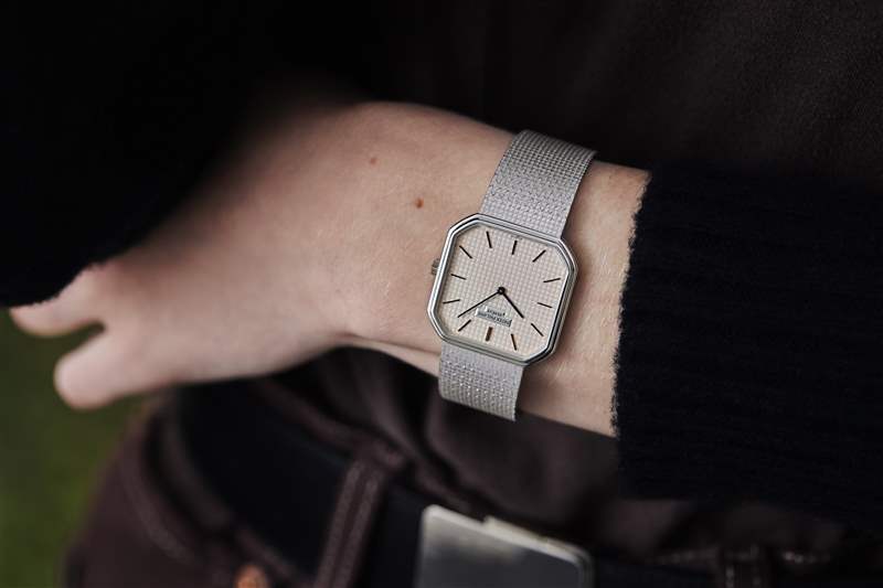 復(fù)古手表兩枚金百達(dá)翡麗,一枚 1980 年代帶有世界時(shí)間表圈的 Sinn 計(jì)時(shí)碼表,以及一枚 1974 年勞力士蠔式萬(wàn)年歷腕表-復(fù)刻表