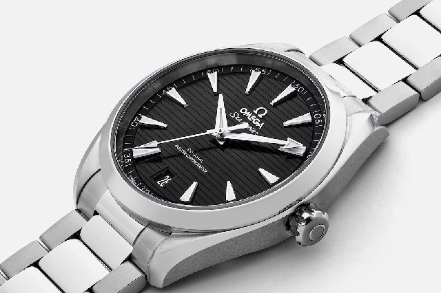 看電影喬治克魯尼試圖阻止他女兒的婚禮穿著歐米茄海馬Aqua Terra在“天堂門票”中-復(fù)刻表