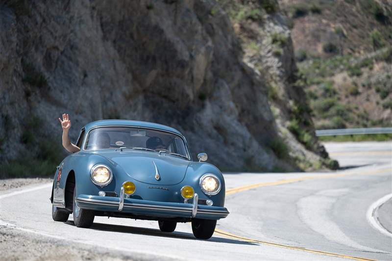 駕駛California Mille 復古跑車拉力賽的一天，佩戴蕭邦腕表-復刻表