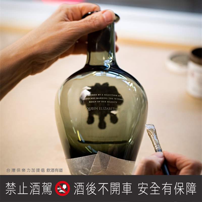 皇家禮炮致敬白金禧深遠(yuǎn)意義珍稀威士忌的完美調(diào)和成就時(shí)代定義-復(fù)刻表