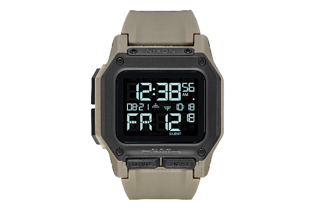 看電影琳達漢密爾頓殺死了戴著數字尼克松手表的電子人，在她的回歸中飾演莎拉康納在“終結者：黑暗命運”中-復刻表