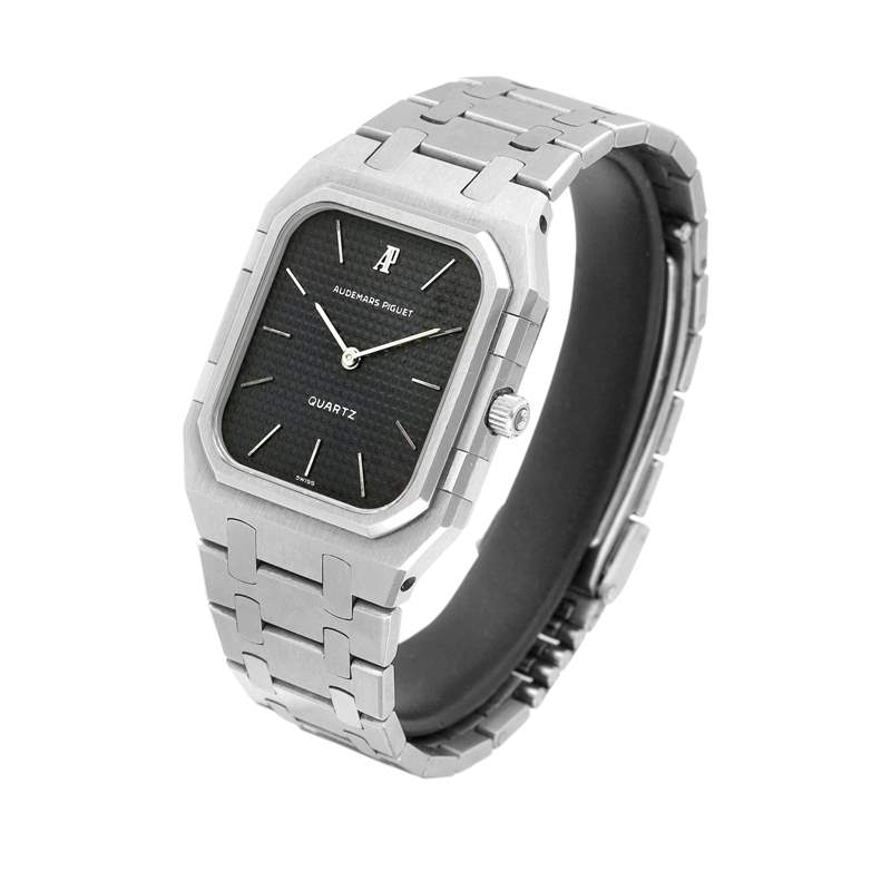 AP 愛彼曾在1978年時打造出一款皇家橡樹的子系列產(chǎn)品,表款除了換上石英機(jī)芯,外觀造型也與傳統(tǒng)的RO有所出入。 (Source:sothebys) AP皇家橡樹手表竟有不同形狀長方形表殼太奇特生產(chǎn)10年遭叫停-復(fù)刻表