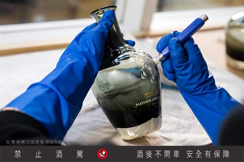 皇家禮炮致敬白金禧深遠(yuǎn)意義珍稀威士忌的完美調(diào)和成就時(shí)代定義-復(fù)刻表