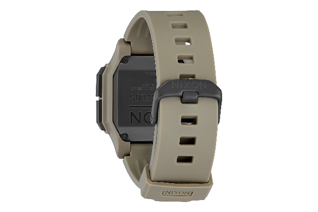 看電影琳達漢密爾頓殺死了戴著數字尼克松手表的電子人，在她的回歸中飾演莎拉康納在“終結者：黑暗命運”中-復刻表