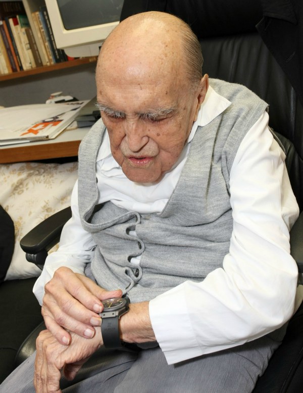 為建筑師奧斯卡·尼邁耶設計的Hublot Big Bang腕表-復刻表