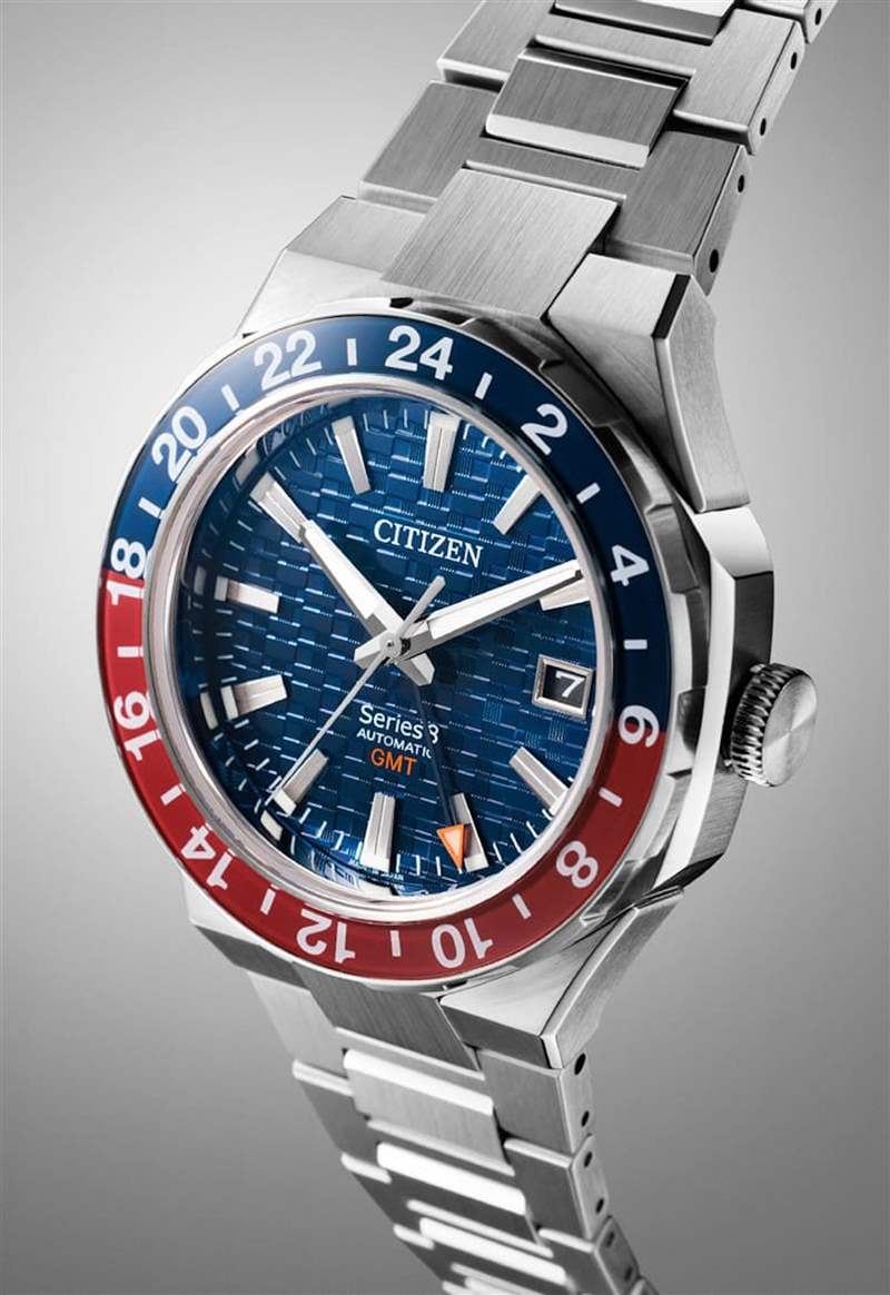 藍(lán)紅雙色表圈,搭配面盤上的GMT指針顯示兩地時(shí)間,這樣的設(shè)計(jì)讓人想起”R”牌的名作GMT-Master II。 (CITIZEN官網(wǎng)) 職場(chǎng)手表|買不到百事圈、綠水鬼?CITIZEN、SEIKO平替版萬初入手-復(fù)刻表