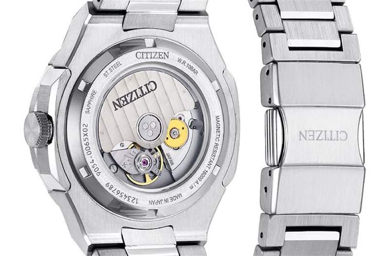 透明底蓋下是手表搭載的機(jī)芯,讓人可以窺見機(jī)械表有別于石英表的本質(zhì)。 (CITIZEN官網(wǎng)) 職場(chǎng)手表|買不到百事圈、綠水鬼?CITIZEN、SEIKO平替版萬初入手-復(fù)刻表